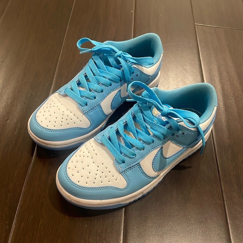 This are Nike dunk Unc only worn a couple of times